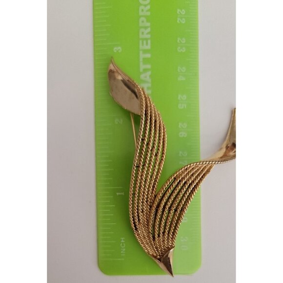 Trifari Crown Over T Gold Tone Ribbed Ribbon Brooch Pin, Signed - Picture 7 of 9